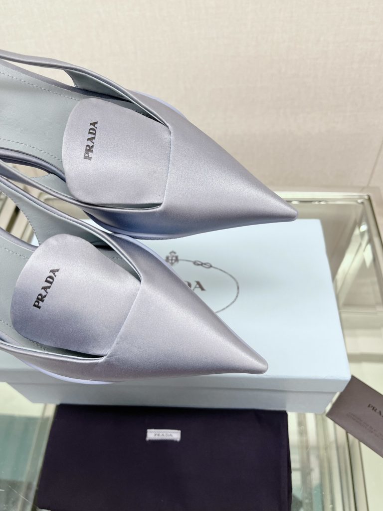 Prada - Prad * cat heel back empty sandals (printed tongue version) This nylon gabardine back lace high heel rubber spacer sole wraps the upper, reinterpretes Prad *'s classic design, and creates a mix and match style that combines soft pointed silhouette and sports elements. The wide tongue is decorated with a screen-printed Prad * logo for a sporty look. The unique element 