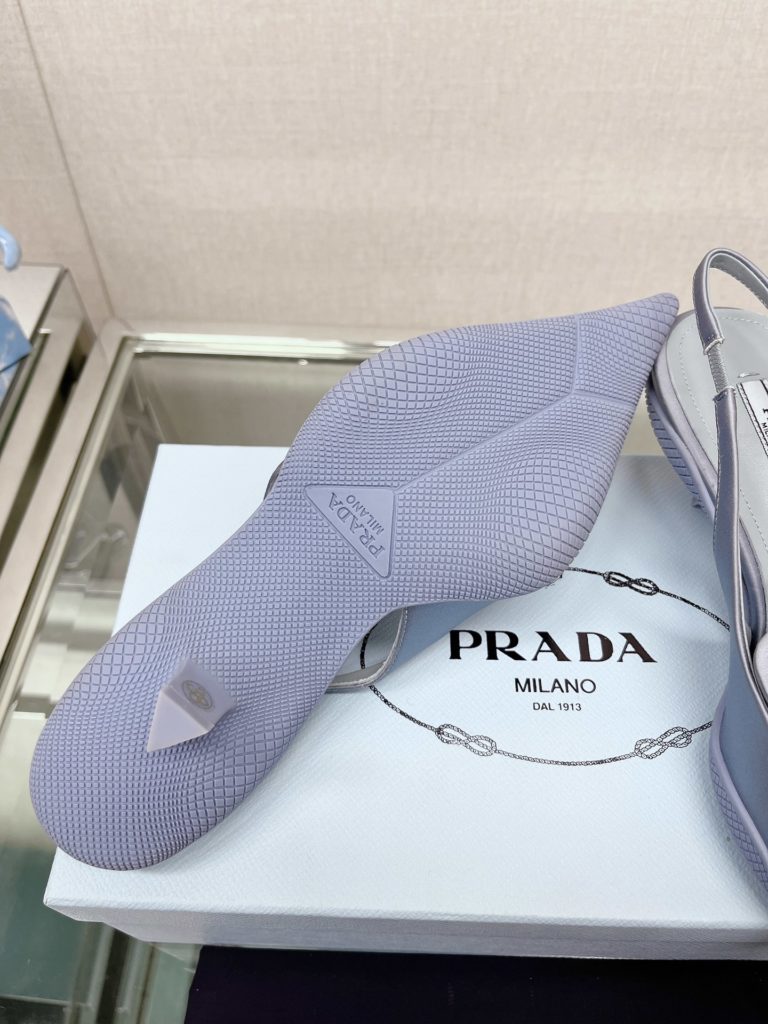 Prada - Prad * cat heel back empty sandals (printed tongue version) This nylon gabardine back lace high heel rubber spacer sole wraps the upper, reinterpretes Prad *'s classic design, and creates a mix and match style that combines soft pointed silhouette and sports elements. The wide tongue is decorated with a screen-printed Prad * logo for a sporty look. The unique element 