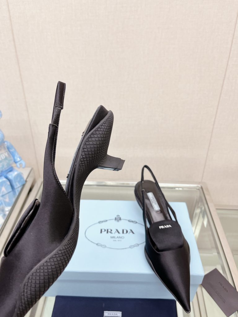 Prada - Prad * cat heel back empty sandals (printed tongue version) This nylon gabardine back lace high heel rubber spacer sole wraps the upper, reinterpretes Prad *'s classic design, and creates a mix and match style that combines soft pointed silhouette and sports elements. The wide tongue is decorated with a screen-printed Prad * logo for a sporty look. The unique element 