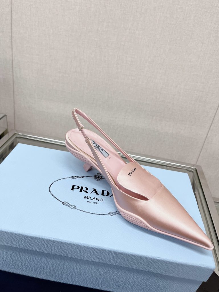 Prada - Prad * cat heel back empty sandals (printed tongue version) This nylon gabardine back lace high heel rubber spacer sole wraps the upper, reinterpretes Prad *'s classic design, and creates a mix and match style that combines soft pointed silhouette and sports elements. The wide tongue is decorated with a screen-printed Prad * logo for a sporty look. The unique element 