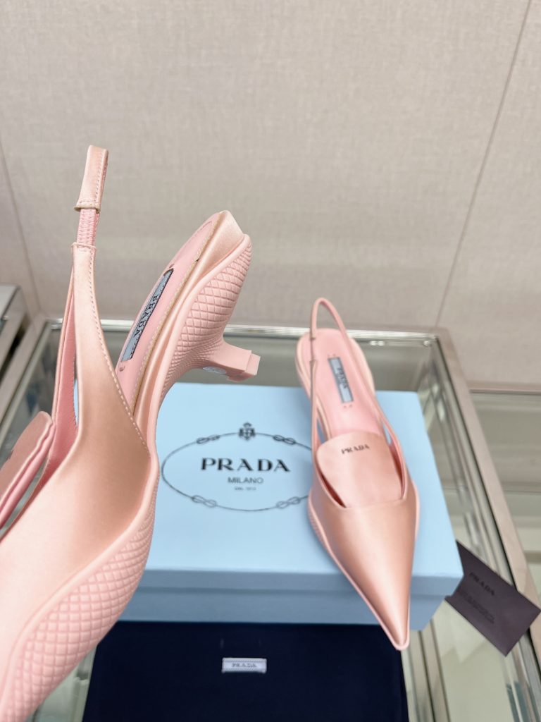 Prada - Prad * cat heel back empty sandals (printed tongue version) This nylon gabardine back lace high heel rubber spacer sole wraps the upper, reinterpretes Prad *'s classic design, and creates a mix and match style that combines soft pointed silhouette and sports elements. The wide tongue is decorated with a screen-printed Prad * logo for a sporty look. The unique element 