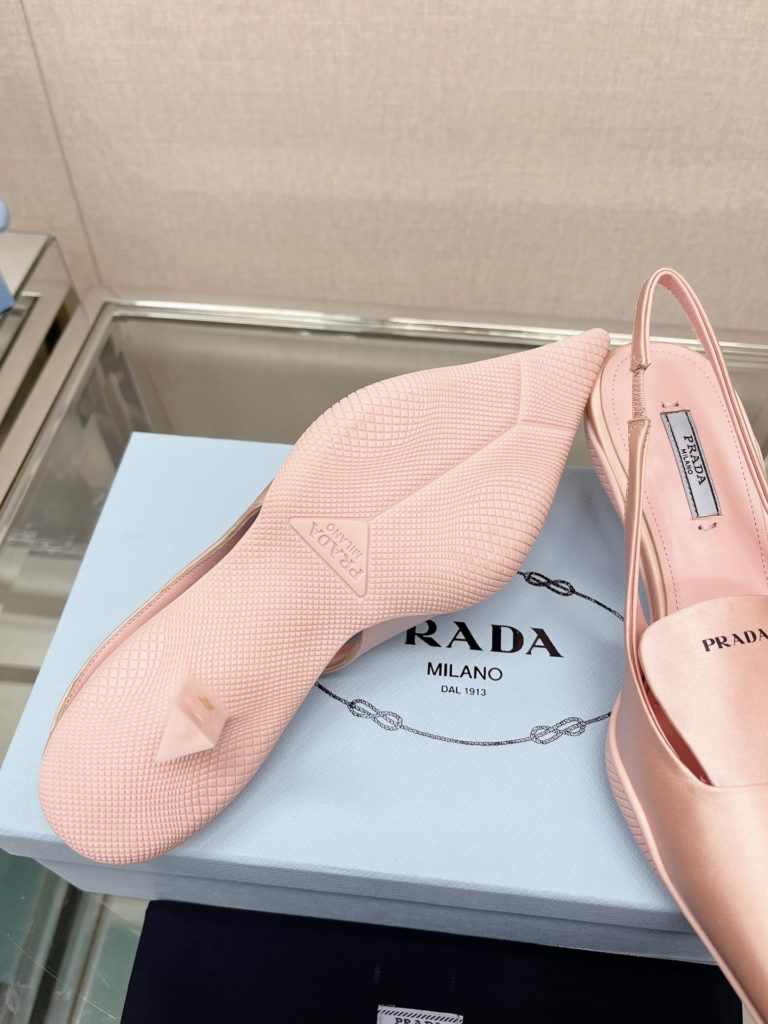 Prada - Prad * cat heel back empty sandals (printed tongue version) This nylon gabardine back lace high heel rubber spacer sole wraps the upper, reinterpretes Prad *'s classic design, and creates a mix and match style that combines soft pointed silhouette and sports elements. The wide tongue is decorated with a screen-printed Prad * logo for a sporty look. The unique element 