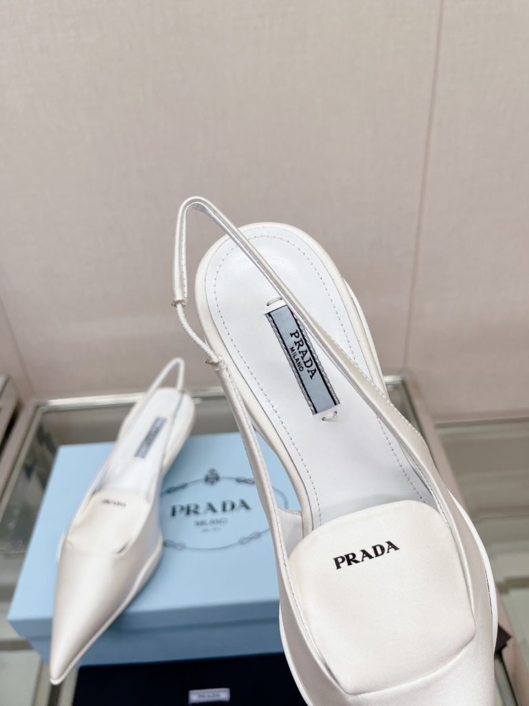 Prada - Prad * cat heel back empty sandals (printed tongue version) This nylon gabardine back lace high heel rubber spacer sole wraps the upper, reinterpretes Prad *'s classic design, and creates a mix and match style that combines soft pointed silhouette and sports elements. The wide tongue is decorated with a screen-printed Prad * logo for a sporty look. The unique element 