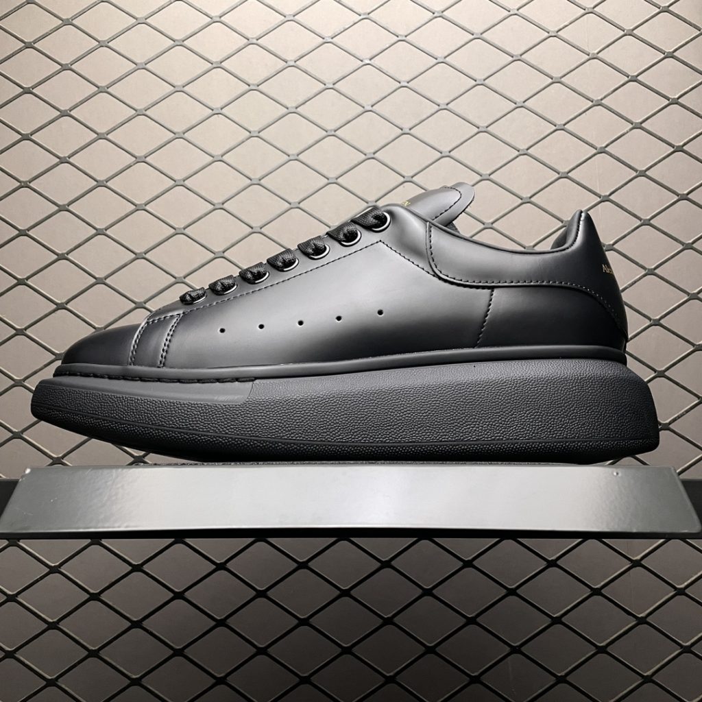 Alexander McQueen Classic Black Leather Tail Thick Sole Heightened Little White Shoes Original Repurchase Original Development Sole Thickness 4.5cm Imported Silk Matte Original Water Dyed Sheepskin Inner Lining Cowhide Padding Foot Resilience in Place Durable and Comfortable Official Sync Full Package Outer Box Paper Shoe box technology and gift of premium ribbon midsole printed with one-to-one font and font color, midsole color, and a loop of one-to-one small steel nails (the function is to bend the nails to grip the midsole and upper foot more tightly) Shoe box labeling uses a high-precision printer, which is clear and identical to the original version. High hardness customized outsourcing box is provided to identify the actual shooting details. All the details mentioned above can be compared to the original shoe size: 38 39 40 41 42 43 44