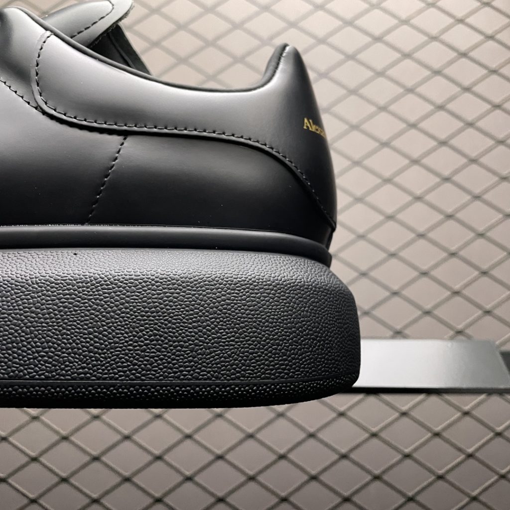 Alexander McQueen Classic Black Leather Tail Thick Sole Heightened Little White Shoes Original Repurchase Original Development Sole Thickness 4.5cm Imported Silk Matte Original Water Dyed Sheepskin Inner Lining Cowhide Padding Foot Resilience in Place Durable and Comfortable Official Sync Full Package Outer Box Paper Shoe box technology and gift of premium ribbon midsole printed with one-to-one font and font color, midsole color, and a loop of one-to-one small steel nails (the function is to bend the nails to grip the midsole and upper foot more tightly) Shoe box labeling uses a high-precision printer, which is clear and identical to the original version. High hardness customized outsourcing box is provided to identify the actual shooting details. All the details mentioned above can be compared to the original shoe size: 38 39 40 41 42 43 44
