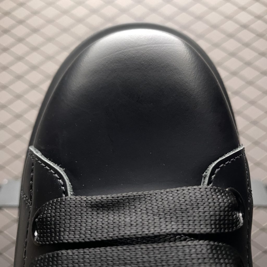Alexander McQueen Classic Black Leather Tail Thick Sole Heightened Little White Shoes Original Repurchase Original Development Sole Thickness 4.5cm Imported Silk Matte Original Water Dyed Sheepskin Inner Lining Cowhide Padding Foot Resilience in Place Durable and Comfortable Official Sync Full Package Outer Box Paper Shoe box technology and gift of premium ribbon midsole printed with one-to-one font and font color, midsole color, and a loop of one-to-one small steel nails (the function is to bend the nails to grip the midsole and upper foot more tightly) Shoe box labeling uses a high-precision printer, which is clear and identical to the original version. High hardness customized outsourcing box is provided to identify the actual shooting details. All the details mentioned above can be compared to the original shoe size: 38 39 40 41 42 43 44