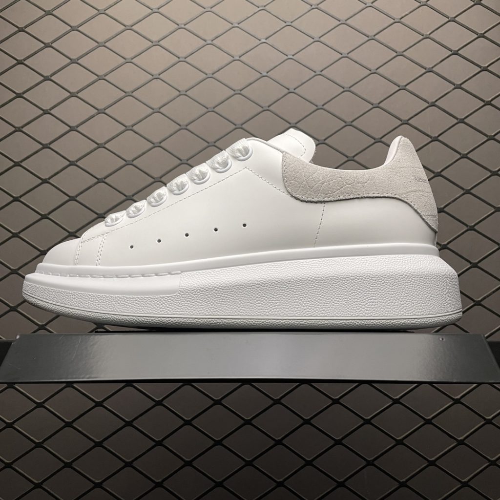 Alexander McQueen Thick Sole Heightened Small White Shoes Original Purchase Back Original Development Sole Thickness 4.5cm White Drop Glue Imported Silk Matte Original Water Dyed Sheepskin Inner Lining Cowhide Cushion Feet Resilience in Place Durable and Comfortable Official Sync Full Package Outer Box Paper Shoe box technology and gift of premium ribbon midsole printed with one-to-one font and font color, midsole color, and a loop of one-to-one small steel nails (the function is to bend the small nails to grip the midsole and upper foot more tightly) Shoe box labeling uses a high-precision printer, which is clear and the same as the original version. High hardness customized outsourcing box is provided to identify the actual shooting details. All the details mentioned above can be compared with the original shoe size: 35 36 37 38 39 40 41 42 43 44