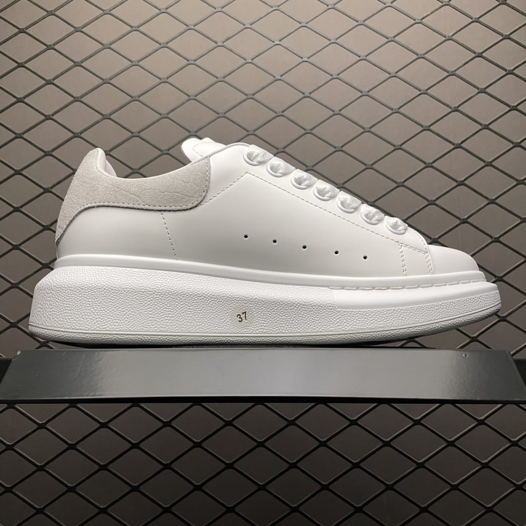 Alexander McQueen Thick Sole Heightened Small White Shoes Original Purchase Back Original Development Sole Thickness 4.5cm White Drop Glue Imported Silk Matte Original Water Dyed Sheepskin Inner Lining Cowhide Cushion Feet Resilience in Place Durable and Comfortable Official Sync Full Package Outer Box Paper Shoe box technology and gift of premium ribbon midsole printed with one-to-one font and font color, midsole color, and a loop of one-to-one small steel nails (the function is to bend the small nails to grip the midsole and upper foot more tightly) Shoe box labeling uses a high-precision printer, which is clear and the same as the original version. High hardness customized outsourcing box is provided to identify the actual shooting details. All the details mentioned above can be compared with the original shoe size: 35 36 37 38 39 40 41 42 43 44