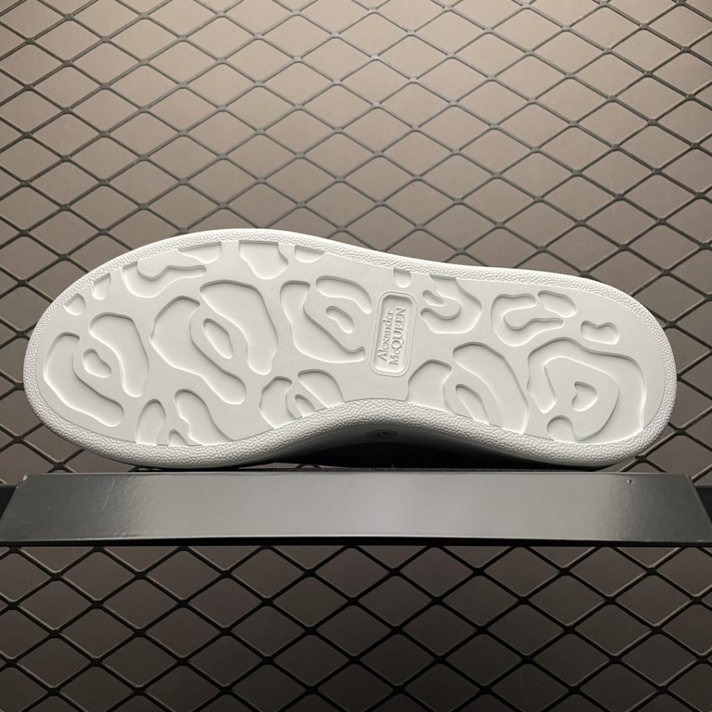 Alexander McQueen Thick Sole Heightened Small White Shoes Original Purchase Back Original Development Sole Thickness 4.5cm White Drop Glue Imported Silk Matte Original Water Dyed Sheepskin Inner Lining Cowhide Cushion Feet Resilience in Place Durable and Comfortable Official Sync Full Package Outer Box Paper Shoe box technology and gift of premium ribbon midsole printed with one-to-one font and font color, midsole color, and a loop of one-to-one small steel nails (the function is to bend the small nails to grip the midsole and upper foot more tightly) Shoe box labeling uses a high-precision printer, which is clear and the same as the original version. High hardness customized outsourcing box is provided to identify the actual shooting details. All the details mentioned above can be compared with the original shoe size: 35 36 37 38 39 40 41 42 43 44