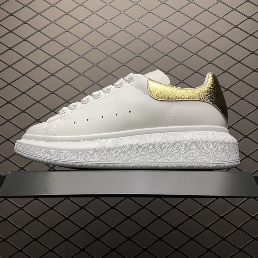 Alexander McQueen Thick Sole Heightened Small White Shoes Original Purchase Back Original Development Sole Thickness 4.5cm White Drop Glue Imported Silk Matte Original Water Dyed Sheepskin Inner Lining Cowhide Cushion Feet Resilience in Place Durable and Comfortable Official Sync Full Package Outer Box Paper Shoe box technology and gift of premium ribbon midsole printed with one-to-one font and font color, midsole color, and a loop of one-to-one small steel nails (the function is to bend the small nails to grip the midsole and upper foot more tightly) Shoe box labeling uses a high-precision printer, which is clear and the same as the original version. High hardness customized outsourcing box is provided to identify the actual shooting details. All the details mentioned above can be compared with the original shoe size: 35 36 37 38 39 40 41 42 43 44