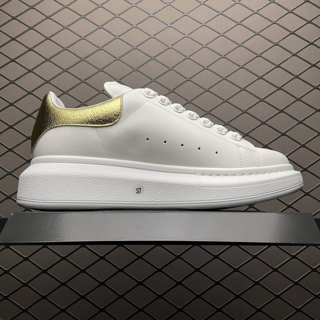 Alexander McQueen Thick Sole Heightened Small White Shoes Original Purchase Back Original Development Sole Thickness 4.5cm White Drop Glue Imported Silk Matte Original Water Dyed Sheepskin Inner Lining Cowhide Cushion Feet Resilience in Place Durable and Comfortable Official Sync Full Package Outer Box Paper Shoe box technology and gift of premium ribbon midsole printed with one-to-one font and font color, midsole color, and a loop of one-to-one small steel nails (the function is to bend the small nails to grip the midsole and upper foot more tightly) Shoe box labeling uses a high-precision printer, which is clear and the same as the original version. High hardness customized outsourcing box is provided to identify the actual shooting details. All the details mentioned above can be compared with the original shoe size: 35 36 37 38 39 40 41 42 43 44