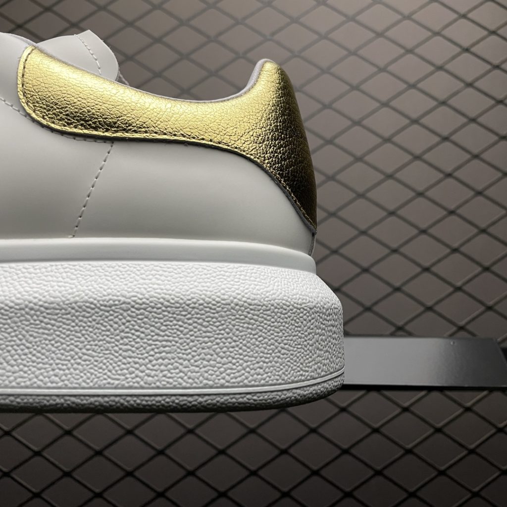 Alexander McQueen Thick Sole Heightened Small White Shoes Original Purchase Back Original Development Sole Thickness 4.5cm White Drop Glue Imported Silk Matte Original Water Dyed Sheepskin Inner Lining Cowhide Cushion Feet Resilience in Place Durable and Comfortable Official Sync Full Package Outer Box Paper Shoe box technology and gift of premium ribbon midsole printed with one-to-one font and font color, midsole color, and a loop of one-to-one small steel nails (the function is to bend the small nails to grip the midsole and upper foot more tightly) Shoe box labeling uses a high-precision printer, which is clear and the same as the original version. High hardness customized outsourcing box is provided to identify the actual shooting details. All the details mentioned above can be compared with the original shoe size: 35 36 37 38 39 40 41 42 43 44
