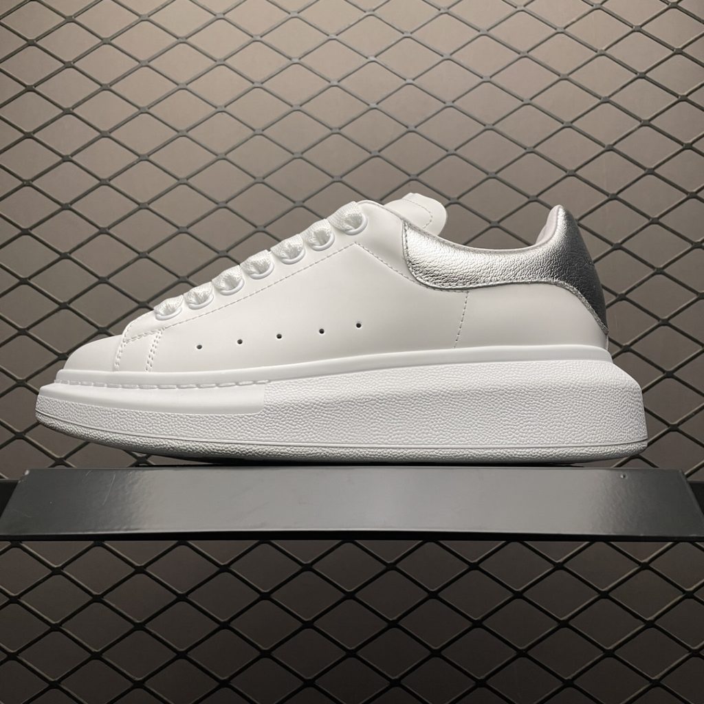 Alexander McQueen Thick Sole Heightened Small White Shoes Original Purchase Back Original Development Sole Thickness 4.5cm White Drop Glue Imported Silk Matte Original Water Dyed Sheepskin Inner Lining Cowhide Cushion Feet Resilience in Place Durable and Comfortable Official Sync Full Package Outer Box Paper Shoe box technology and gift of premium ribbon midsole printed with one-to-one font and font color, midsole color, and a loop of one-to-one small steel nails (the function is to bend the small nails to grip the midsole and upper foot more tightly) Shoe box labeling uses a high-precision printer, which is clear and the same as the original version. High hardness customized outsourcing box is provided to identify the actual shooting details. All the details mentioned above can be compared with the original shoe size: 35 36 37 38 39 40 41 42 43 44