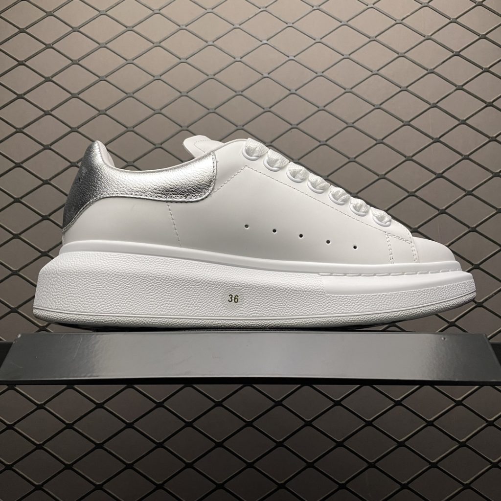 Alexander McQueen Thick Sole Heightened Small White Shoes Original Purchase Back Original Development Sole Thickness 4.5cm White Drop Glue Imported Silk Matte Original Water Dyed Sheepskin Inner Lining Cowhide Cushion Feet Resilience in Place Durable and Comfortable Official Sync Full Package Outer Box Paper Shoe box technology and gift of premium ribbon midsole printed with one-to-one font and font color, midsole color, and a loop of one-to-one small steel nails (the function is to bend the small nails to grip the midsole and upper foot more tightly) Shoe box labeling uses a high-precision printer, which is clear and the same as the original version. High hardness customized outsourcing box is provided to identify the actual shooting details. All the details mentioned above can be compared with the original shoe size: 35 36 37 38 39 40 41 42 43 44