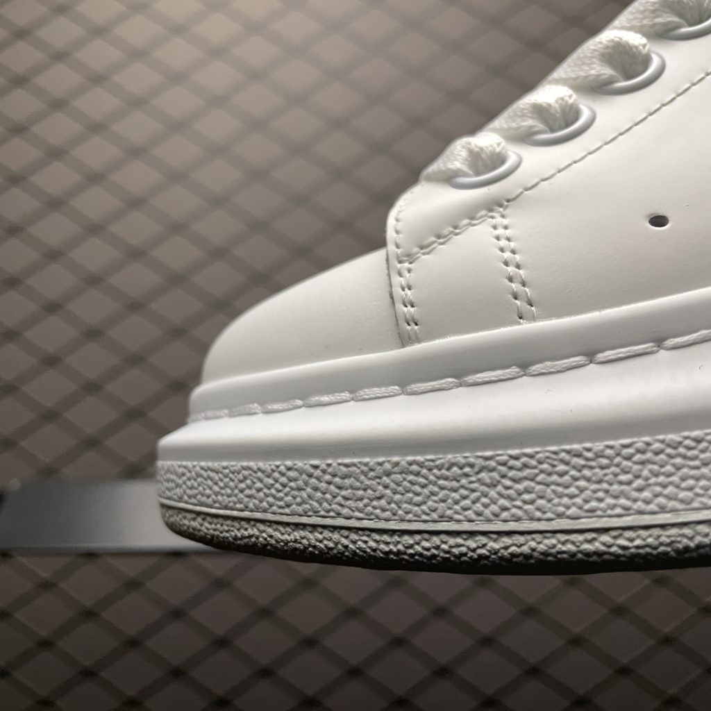 Alexander McQueen Thick Sole Heightened Small White Shoes Original Purchase Back Original Development Sole Thickness 4.5cm White Drop Glue Imported Silk Matte Original Water Dyed Sheepskin Inner Lining Cowhide Cushion Feet Resilience in Place Durable and Comfortable Official Sync Full Package Outer Box Paper Shoe box technology and gift of premium ribbon midsole printed with one-to-one font and font color, midsole color, and a loop of one-to-one small steel nails (the function is to bend the small nails to grip the midsole and upper foot more tightly) Shoe box labeling uses a high-precision printer, which is clear and the same as the original version. High hardness customized outsourcing box is provided to identify the actual shooting details. All the details mentioned above can be compared with the original shoe size: 35 36 37 38 39 40 41 42 43 44