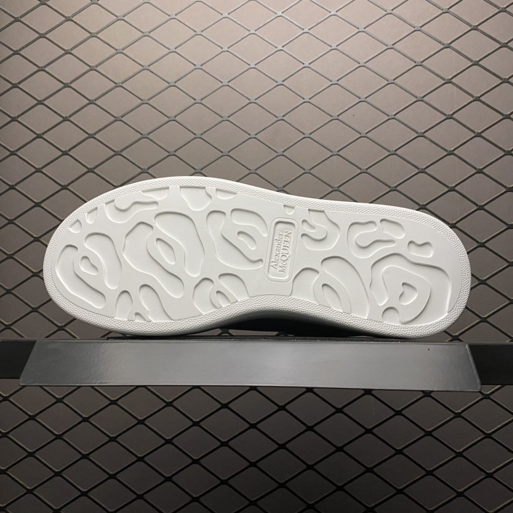 Alexander McQueen Thick Sole Heightened Small White Shoes Original Purchase Back Original Development Sole Thickness 4.5cm White Drop Glue Imported Silk Matte Original Water Dyed Sheepskin Inner Lining Cowhide Cushion Feet Resilience in Place Durable and Comfortable Official Sync Full Package Outer Box Paper Shoe box technology and gift of premium ribbon midsole printed with one-to-one font and font color, midsole color, and a loop of one-to-one small steel nails nailed to the midsole, a total of 11 small steel nails (the function is to bend the nails to grip the midsole and upper foot more tightly) Shoe box labeling using a high-precision printing machine is clearly presented as the original, with a high hardness customized outsourcing box to identify the actual shooting details. All the details described above can be compared to the original shoe size: 35 36 37 38 39