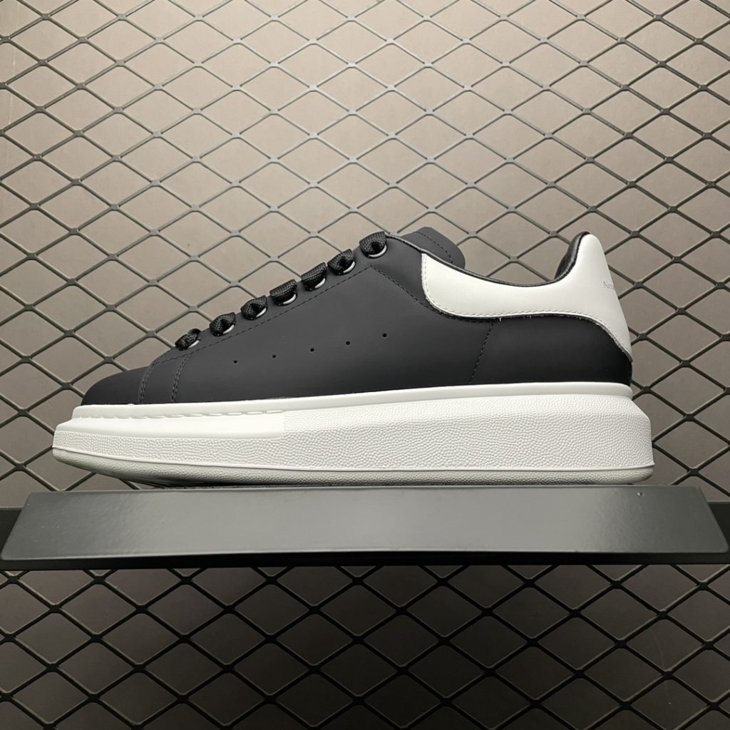Alexander McQueen Thick Sole Heightened Small White Shoes Original Purchase Back Original Development Sole Thickness 4.5cm White Drop Glue Imported Silk Matte Original Water Dyed Sheepskin Inner Lining Cowhide Cushion Feet Resilience in Place Durable and Comfortable Official Sync Full Package Outer Box Paper Shoe box technology and gift of premium ribbon midsole printed with one-to-one font and font color, midsole color, and a loop of one-to-one small steel nails nailed to the midsole, a total of 11 small steel nails (the function is to bend the nails to grip the midsole and upper foot more tightly) Shoe box labeling using a high-precision printing machine is clearly presented as the original, with a high hardness customized outsourcing box to identify the actual shooting details. All the details described above can be compared to the original shoe size: 35 36 37 38 39