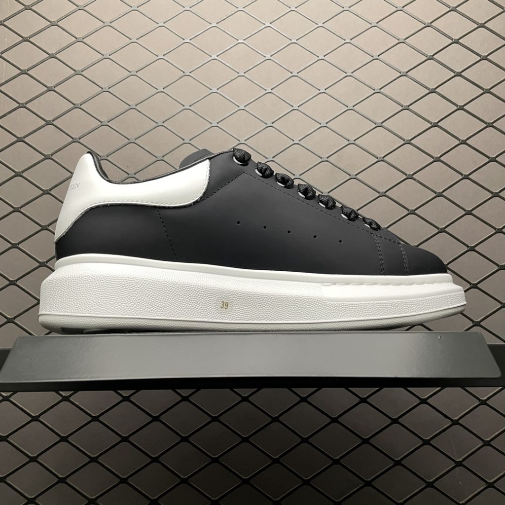 Alexander McQueen Thick Sole Heightened Small White Shoes Original Purchase Back Original Development Sole Thickness 4.5cm White Drop Glue Imported Silk Matte Original Water Dyed Sheepskin Inner Lining Cowhide Cushion Feet Resilience in Place Durable and Comfortable Official Sync Full Package Outer Box Paper Shoe box technology and gift of premium ribbon midsole printed with one-to-one font and font color, midsole color, and a loop of one-to-one small steel nails nailed to the midsole, a total of 11 small steel nails (the function is to bend the nails to grip the midsole and upper foot more tightly) Shoe box labeling using a high-precision printing machine is clearly presented as the original, with a high hardness customized outsourcing box to identify the actual shooting details. All the details described above can be compared to the original shoe size: 35 36 37 38 39