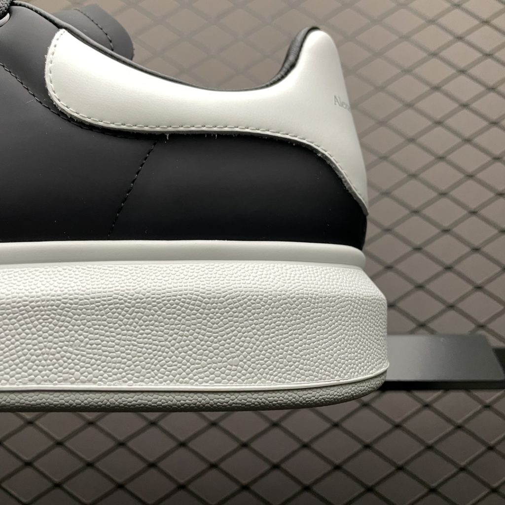 Alexander McQueen Thick Sole Heightened Small White Shoes Original Purchase Back Original Development Sole Thickness 4.5cm White Drop Glue Imported Silk Matte Original Water Dyed Sheepskin Inner Lining Cowhide Cushion Feet Resilience in Place Durable and Comfortable Official Sync Full Package Outer Box Paper Shoe box technology and gift of premium ribbon midsole printed with one-to-one font and font color, midsole color, and a loop of one-to-one small steel nails nailed to the midsole, a total of 11 small steel nails (the function is to bend the nails to grip the midsole and upper foot more tightly) Shoe box labeling using a high-precision printing machine is clearly presented as the original, with a high hardness customized outsourcing box to identify the actual shooting details. All the details described above can be compared to the original shoe size: 35 36 37 38 39