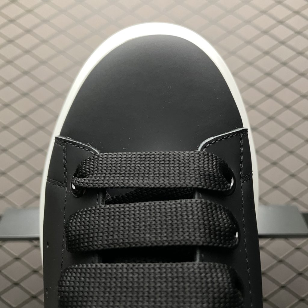 Alexander McQueen Thick Sole Heightened Small White Shoes Original Purchase Back Original Development Sole Thickness 4.5cm White Drop Glue Imported Silk Matte Original Water Dyed Sheepskin Inner Lining Cowhide Cushion Feet Resilience in Place Durable and Comfortable Official Sync Full Package Outer Box Paper Shoe box technology and gift of premium ribbon midsole printed with one-to-one font and font color, midsole color, and a loop of one-to-one small steel nails nailed to the midsole, a total of 11 small steel nails (the function is to bend the nails to grip the midsole and upper foot more tightly) Shoe box labeling using a high-precision printing machine is clearly presented as the original, with a high hardness customized outsourcing box to identify the actual shooting details. All the details described above can be compared to the original shoe size: 35 36 37 38 39
