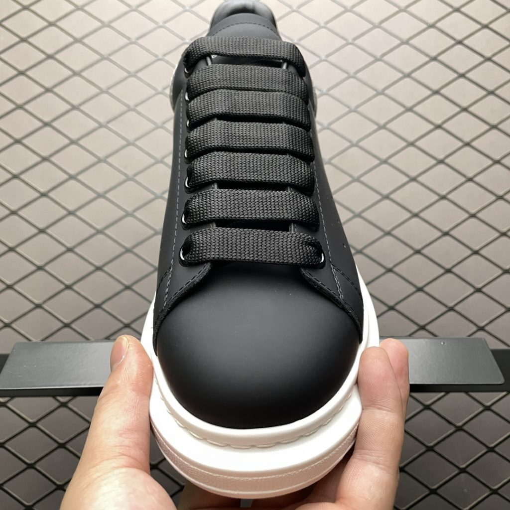 Alexander McQueen Thick Sole Heightened Small White Shoes Original Purchase Back Original Development Sole Thickness 4.5cm White Drop Glue Imported Silk Matte Original Water Dyed Sheepskin Inner Lining Cowhide Cushion Feet Resilience in Place Durable and Comfortable Official Sync Full Package Outer Box Paper Shoe box technology and gift of premium ribbon midsole printed with one-to-one font and font color, midsole color, and a loop of one-to-one small steel nails nailed to the midsole, a total of 11 small steel nails (the function is to bend the nails to grip the midsole and upper foot more tightly) Shoe box labeling using a high-precision printing machine is clearly presented as the original, with a high hardness customized outsourcing box to identify the actual shooting details. All the details described above can be compared to the original shoe size: 35 36 37 38 39