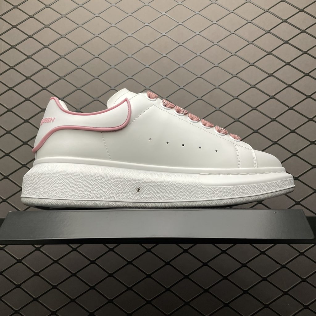 Alexander McQueen Thick Sole Heightened Small White Shoes Original Purchase Back Original Development Sole Thickness 4.5cm White Drop Glue Imported Silk Matte Original Water Dyed Sheepskin Inner Lining Cowhide Cushion Feet Resilience in Place Durable and Comfortable Official Sync Full Package Outer Box Paper Shoe box technology and gift of premium ribbon midsole printed with one-to-one font and font color, midsole color, and a loop of one-to-one small steel nails nailed to the midsole, a total of 11 small steel nails (the function is to bend the nails to grip the midsole and upper foot more tightly) Shoe box labeling using a high-precision printing machine is clearly presented as the original, with a high hardness customized outsourcing box to identify the actual shooting details. All the details described above can be compared to the original shoe size: 35 36 37 38 39