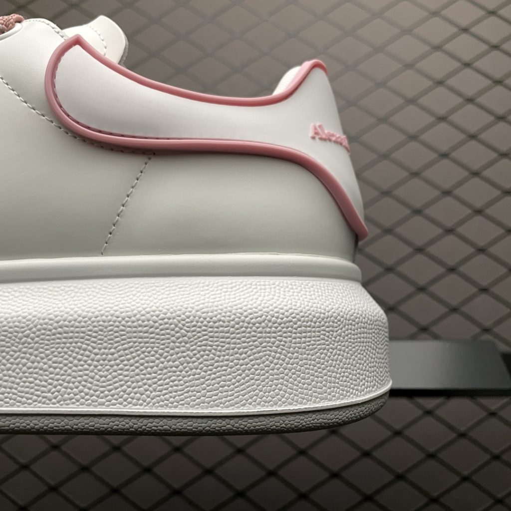 Alexander McQueen Thick Sole Heightened Small White Shoes Original Purchase Back Original Development Sole Thickness 4.5cm White Drop Glue Imported Silk Matte Original Water Dyed Sheepskin Inner Lining Cowhide Cushion Feet Resilience in Place Durable and Comfortable Official Sync Full Package Outer Box Paper Shoe box technology and gift of premium ribbon midsole printed with one-to-one font and font color, midsole color, and a loop of one-to-one small steel nails nailed to the midsole, a total of 11 small steel nails (the function is to bend the nails to grip the midsole and upper foot more tightly) Shoe box labeling using a high-precision printing machine is clearly presented as the original, with a high hardness customized outsourcing box to identify the actual shooting details. All the details described above can be compared to the original shoe size: 35 36 37 38 39