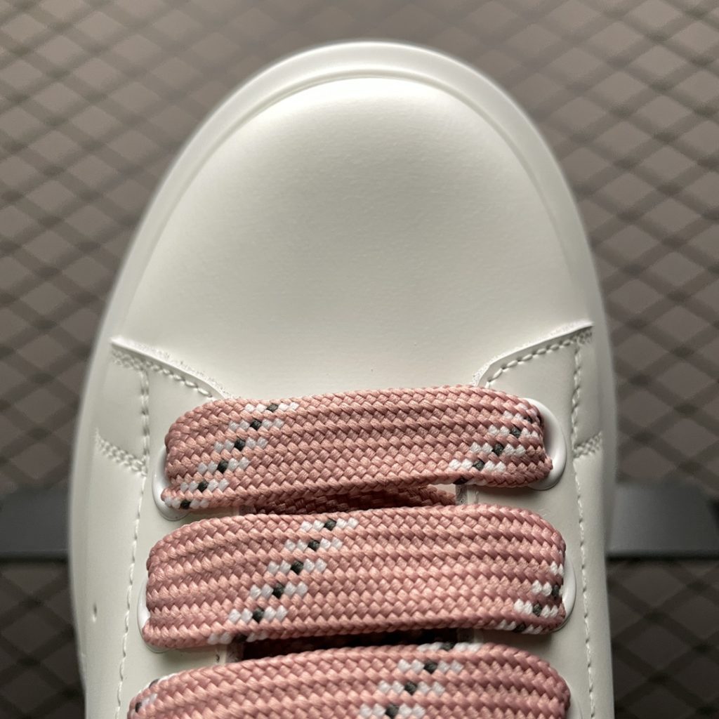 Alexander McQueen Thick Sole Heightened Small White Shoes Original Purchase Back Original Development Sole Thickness 4.5cm White Drop Glue Imported Silk Matte Original Water Dyed Sheepskin Inner Lining Cowhide Cushion Feet Resilience in Place Durable and Comfortable Official Sync Full Package Outer Box Paper Shoe box technology and gift of premium ribbon midsole printed with one-to-one font and font color, midsole color, and a loop of one-to-one small steel nails nailed to the midsole, a total of 11 small steel nails (the function is to bend the nails to grip the midsole and upper foot more tightly) Shoe box labeling using a high-precision printing machine is clearly presented as the original, with a high hardness customized outsourcing box to identify the actual shooting details. All the details described above can be compared to the original shoe size: 35 36 37 38 39