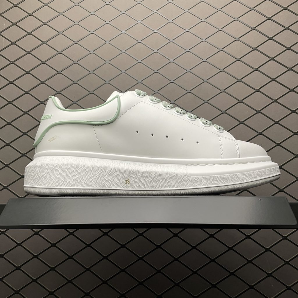 Alexander McQueen Thick Sole Heightened Small White Shoes Original Purchase Back Original Development Sole Thickness 4.5cm White Drop Glue Imported Silk Matte Original Water Dyed Sheepskin Inner Lining Cowhide Cushion Feet Resilience in Place Durable and Comfortable Official Sync Full Package Outer Box Paper Shoe box technology and gift of premium ribbon midsole printed with one-to-one font and font color, midsole color, and a loop of one-to-one small steel nails nailed to the midsole, a total of 11 small steel nails (the function is to bend the nails to grip the midsole and upper foot more tightly) Shoe box labeling using a high-precision printing machine is clearly presented as the original, with a high hardness customized outsourcing box to identify the actual shooting details. All the details described above can be compared to the original shoe size: 35 36 37 38 39