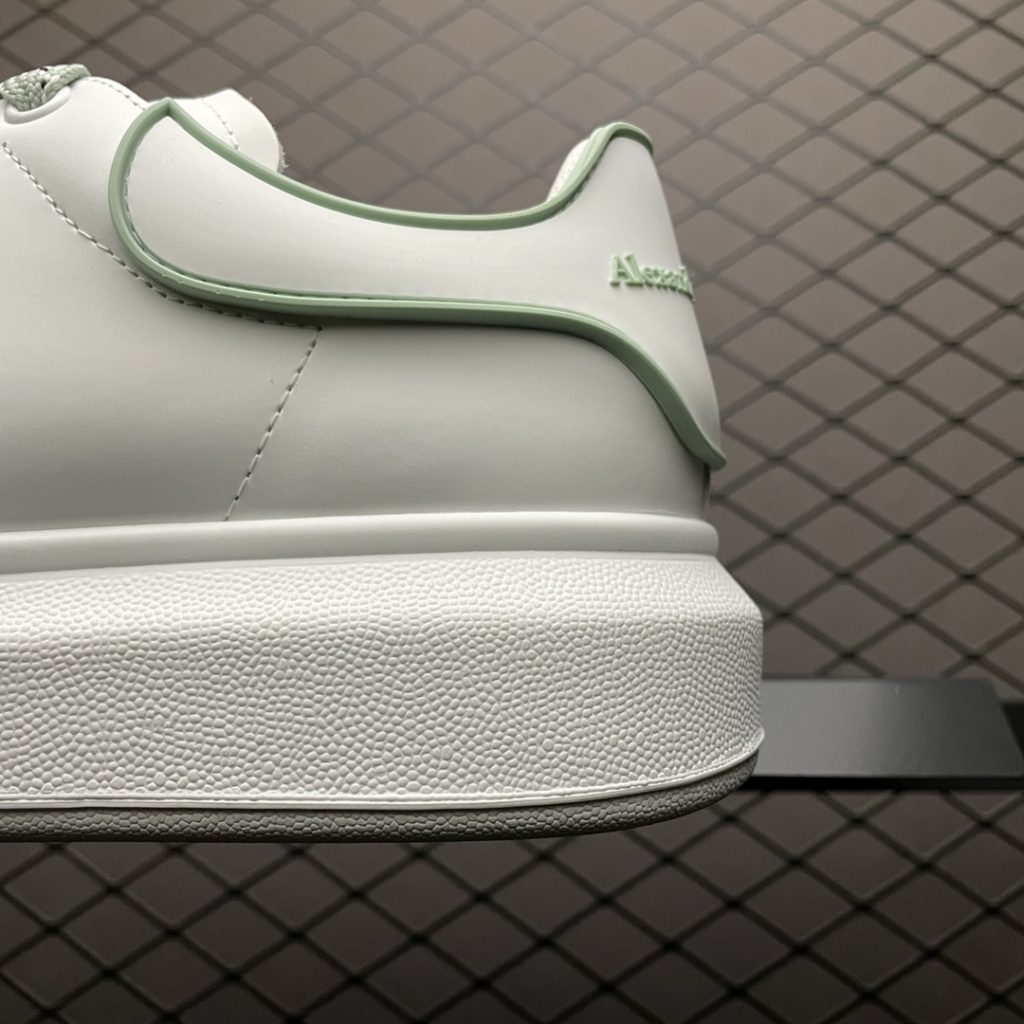Alexander McQueen Thick Sole Heightened Small White Shoes Original Purchase Back Original Development Sole Thickness 4.5cm White Drop Glue Imported Silk Matte Original Water Dyed Sheepskin Inner Lining Cowhide Cushion Feet Resilience in Place Durable and Comfortable Official Sync Full Package Outer Box Paper Shoe box technology and gift of premium ribbon midsole printed with one-to-one font and font color, midsole color, and a loop of one-to-one small steel nails nailed to the midsole, a total of 11 small steel nails (the function is to bend the nails to grip the midsole and upper foot more tightly) Shoe box labeling using a high-precision printing machine is clearly presented as the original, with a high hardness customized outsourcing box to identify the actual shooting details. All the details described above can be compared to the original shoe size: 35 36 37 38 39