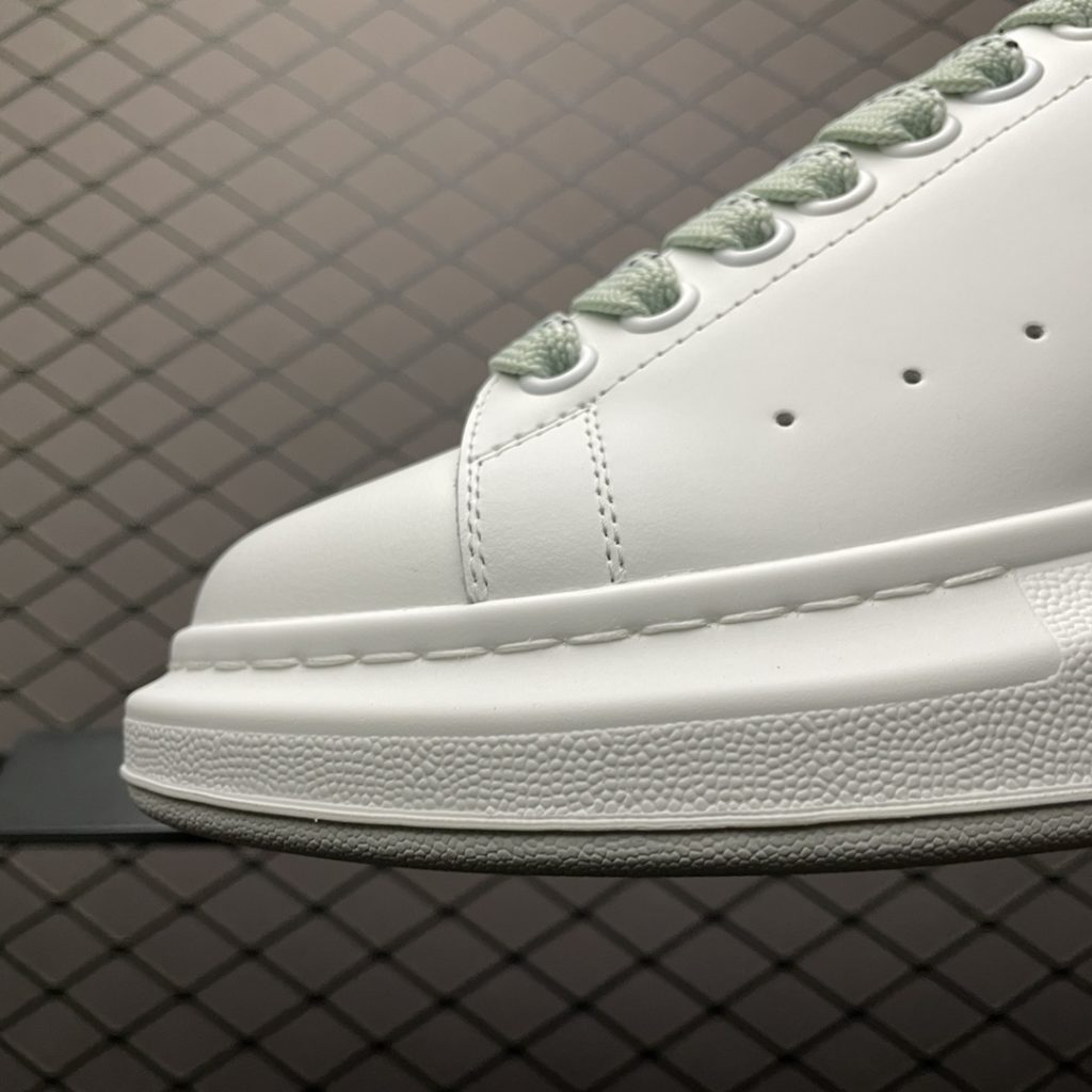 Alexander McQueen Thick Sole Heightened Small White Shoes Original Purchase Back Original Development Sole Thickness 4.5cm White Drop Glue Imported Silk Matte Original Water Dyed Sheepskin Inner Lining Cowhide Cushion Feet Resilience in Place Durable and Comfortable Official Sync Full Package Outer Box Paper Shoe box technology and gift of premium ribbon midsole printed with one-to-one font and font color, midsole color, and a loop of one-to-one small steel nails nailed to the midsole, a total of 11 small steel nails (the function is to bend the nails to grip the midsole and upper foot more tightly) Shoe box labeling using a high-precision printing machine is clearly presented as the original, with a high hardness customized outsourcing box to identify the actual shooting details. All the details described above can be compared to the original shoe size: 35 36 37 38 39