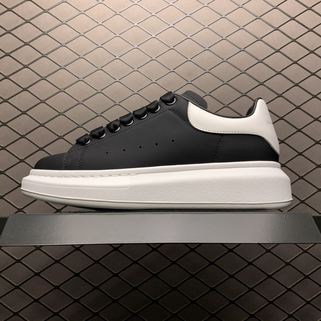 Alexander McQueen Alexander McQueen Thick Sole Heightened Small White Shoes Old customers advocate private advantages to buy back the original version of the shoe. The sole thickness is 4.5cm, white drop glue imported silk matte original version, water dyed sheepskin inner lining, cow leather padding, springback in place, wear-resistant and comfortable. Official synchronization full package, outer box, paper Shoe box technology and gift of premium ribbon midsole printed with one-to-one font and font color, midsole color, and a loop of one-to-one small steel nails nailed to the midsole, a total of 11 small steel nails (the function is to bend the nails to hold the midsole and upper foot closer) Shoe box labeling uses a high-precision printing machine, Clear and the same as the original. High hardness customized outsourcing box is provided as a gift. Confirm the actual shooting details. All the details mentioned above can be compared with the original shoe size: 35 36 37 38 39 40 41 42 43 44
