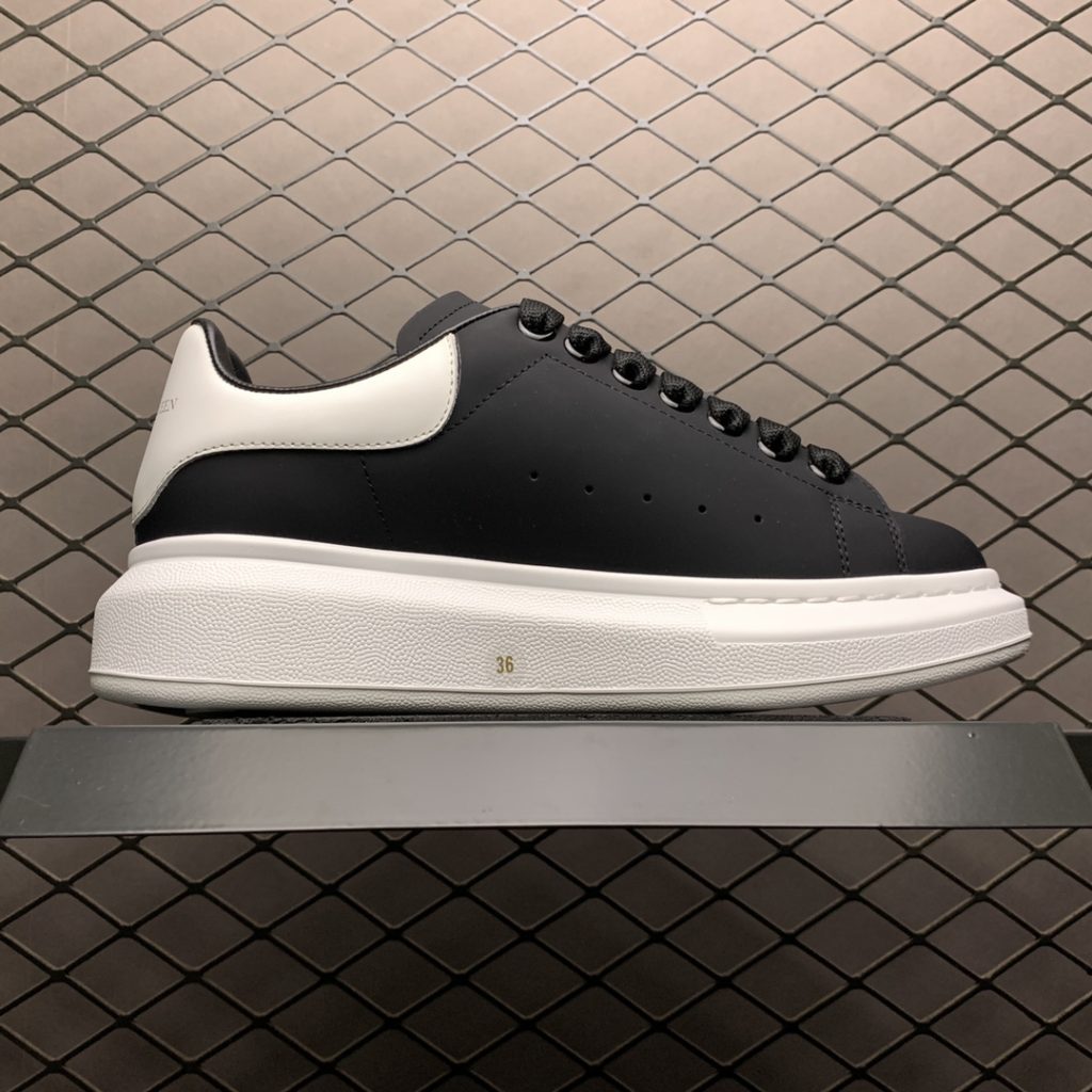 Alexander McQueen Alexander McQueen Thick Sole Heightened Small White Shoes Old customers advocate private advantages to buy back the original version of the shoe. The sole thickness is 4.5cm, white drop glue imported silk matte original version, water dyed sheepskin inner lining, cow leather padding, springback in place, wear-resistant and comfortable. Official synchronization full package, outer box, paper Shoe box technology and gift of premium ribbon midsole printed with one-to-one font and font color, midsole color, and a loop of one-to-one small steel nails nailed to the midsole, a total of 11 small steel nails (the function is to bend the nails to hold the midsole and upper foot closer) Shoe box labeling uses a high-precision printing machine, Clear and the same as the original. High hardness customized outsourcing box is provided as a gift. Confirm the actual shooting details. All the details mentioned above can be compared with the original shoe size: 35 36 37 38 39 40 41 42 43 44