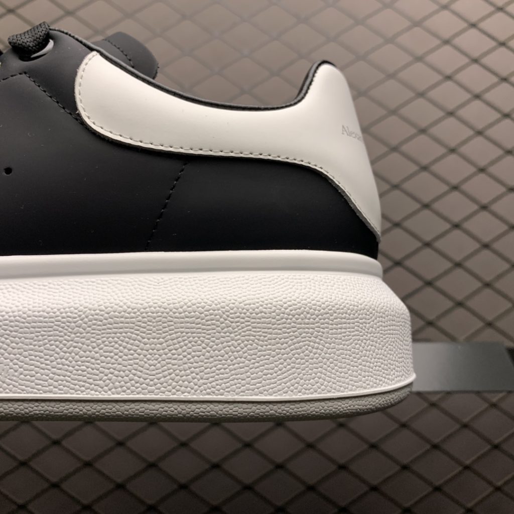 Alexander McQueen Alexander McQueen Thick Sole Heightened Small White Shoes Old customers advocate private advantages to buy back the original version of the shoe. The sole thickness is 4.5cm, white drop glue imported silk matte original version, water dyed sheepskin inner lining, cow leather padding, springback in place, wear-resistant and comfortable. Official synchronization full package, outer box, paper Shoe box technology and gift of premium ribbon midsole printed with one-to-one font and font color, midsole color, and a loop of one-to-one small steel nails nailed to the midsole, a total of 11 small steel nails (the function is to bend the nails to hold the midsole and upper foot closer) Shoe box labeling uses a high-precision printing machine, Clear and the same as the original. High hardness customized outsourcing box is provided as a gift. Confirm the actual shooting details. All the details mentioned above can be compared with the original shoe size: 35 36 37 38 39 40 41 42 43 44