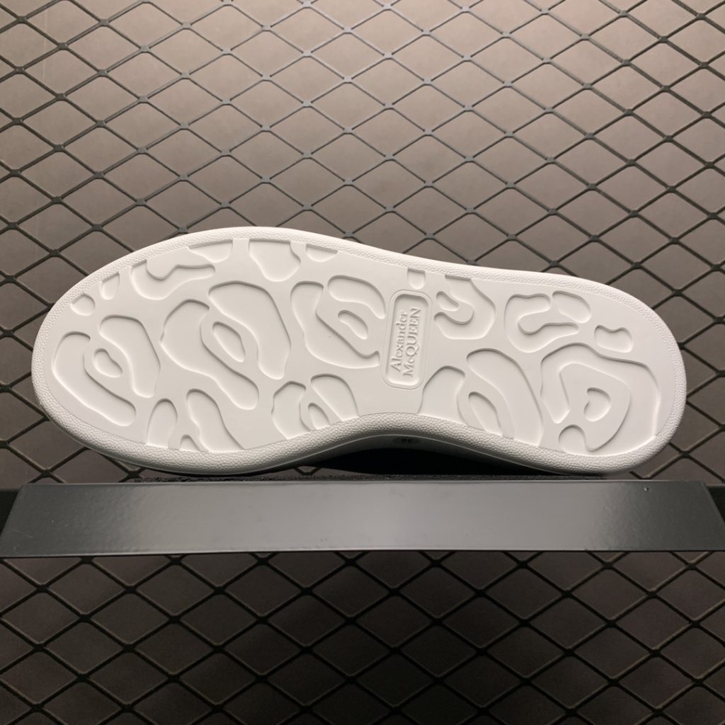 Alexander McQueen Alexander McQueen Thick Sole Heightened Small White Shoes Old customers advocate private advantages to buy back the original version of the shoe. The sole thickness is 4.5cm, white drop glue imported silk matte original version, water dyed sheepskin inner lining, cow leather padding, springback in place, wear-resistant and comfortable. Official synchronization full package, outer box, paper Shoe box technology and gift of premium ribbon midsole printed with one-to-one font and font color, midsole color, and a loop of one-to-one small steel nails nailed to the midsole, a total of 11 small steel nails (the function is to bend the nails to hold the midsole and upper foot closer) Shoe box labeling uses a high-precision printing machine, Clear and the same as the original. High hardness customized outsourcing box is provided as a gift. Confirm the actual shooting details. All the details mentioned above can be compared with the original shoe size: 35 36 37 38 39 40 41 42 43 44