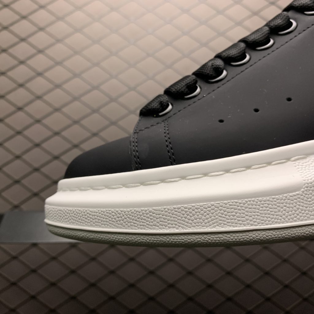 Alexander McQueen Alexander McQueen Thick Sole Heightened Small White Shoes Old customers advocate private advantages to buy back the original version of the shoe. The sole thickness is 4.5cm, white drop glue imported silk matte original version, water dyed sheepskin inner lining, cow leather padding, springback in place, wear-resistant and comfortable. Official synchronization full package, outer box, paper Shoe box technology and gift of premium ribbon midsole printed with one-to-one font and font color, midsole color, and a loop of one-to-one small steel nails nailed to the midsole, a total of 11 small steel nails (the function is to bend the nails to hold the midsole and upper foot closer) Shoe box labeling uses a high-precision printing machine, Clear and the same as the original. High hardness customized outsourcing box is provided as a gift. Confirm the actual shooting details. All the details mentioned above can be compared with the original shoe size: 35 36 37 38 39 40 41 42 43 44