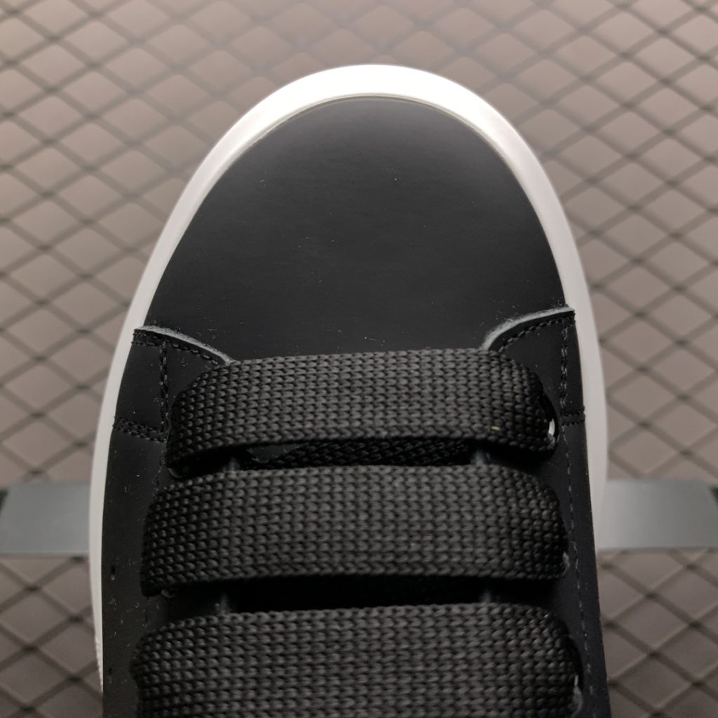 Alexander McQueen Alexander McQueen Thick Sole Heightened Small White Shoes Old customers advocate private advantages to buy back the original version of the shoe. The sole thickness is 4.5cm, white drop glue imported silk matte original version, water dyed sheepskin inner lining, cow leather padding, springback in place, wear-resistant and comfortable. Official synchronization full package, outer box, paper Shoe box technology and gift of premium ribbon midsole printed with one-to-one font and font color, midsole color, and a loop of one-to-one small steel nails nailed to the midsole, a total of 11 small steel nails (the function is to bend the nails to hold the midsole and upper foot closer) Shoe box labeling uses a high-precision printing machine, Clear and the same as the original. High hardness customized outsourcing box is provided as a gift. Confirm the actual shooting details. All the details mentioned above can be compared with the original shoe size: 35 36 37 38 39 40 41 42 43 44