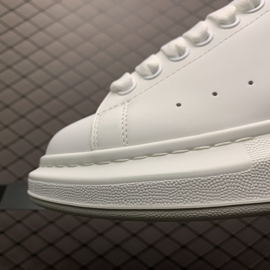 Alexander McQueen Alexander McQueen Thick Sole Heightened Small White Shoes Old customers advocate private advantages to buy back the original version of the shoe. The sole thickness is 4.5cm, white drop glue imported silk matte original version, water dyed sheepskin inner lining, cow leather padding, springback in place, wear-resistant and comfortable. Official synchronization full package, outer box, paper Shoe box technology and gift of premium ribbon midsole printed with one-to-one font and font color, midsole color, and a loop of one-to-one small steel nails nailed to the midsole, a total of 11 small steel nails (the function is to bend the nails to hold the midsole and upper foot closer) Shoe box labeling uses a high-precision printing machine, Clear and the same as the original. High hardness customized outsourcing box is provided as a gift. Confirm the actual shooting details. All the details mentioned above can be compared with the original shoe size: 35 36 37 38 39 40 41 42 43 44