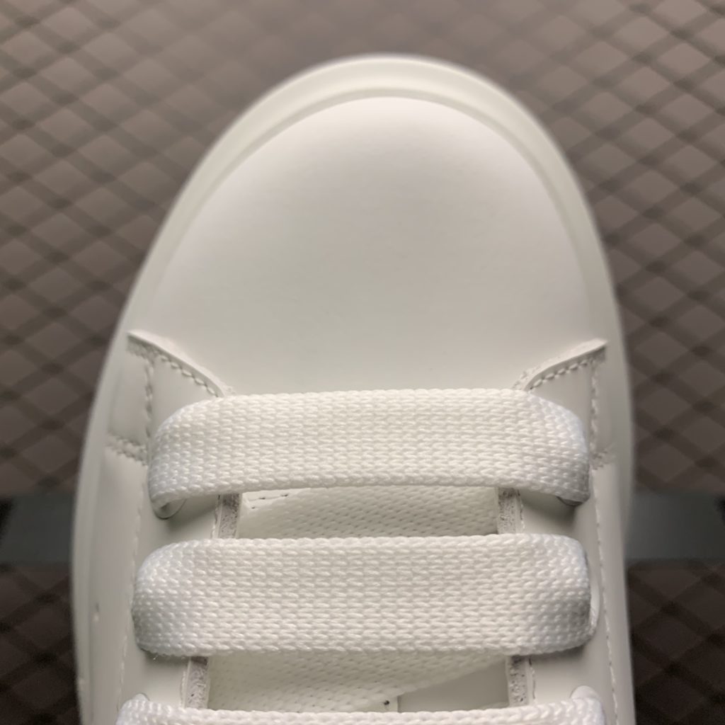 Alexander McQueen Alexander McQueen Thick Sole Heightened Small White Shoes Old customers advocate private advantages to buy back the original version of the shoe. The sole thickness is 4.5cm, white drop glue imported silk matte original version, water dyed sheepskin inner lining, cow leather padding, springback in place, wear-resistant and comfortable. Official synchronization full package, outer box, paper Shoe box technology and gift of premium ribbon midsole printed with one-to-one font and font color, midsole color, and a loop of one-to-one small steel nails nailed to the midsole, a total of 11 small steel nails (the function is to bend the nails to hold the midsole and upper foot closer) Shoe box labeling uses a high-precision printing machine, Clear and the same as the original. High hardness customized outsourcing box is provided as a gift. Confirm the actual shooting details. All the details mentioned above can be compared with the original shoe size: 35 36 37 38 39 40 41 42 43 44