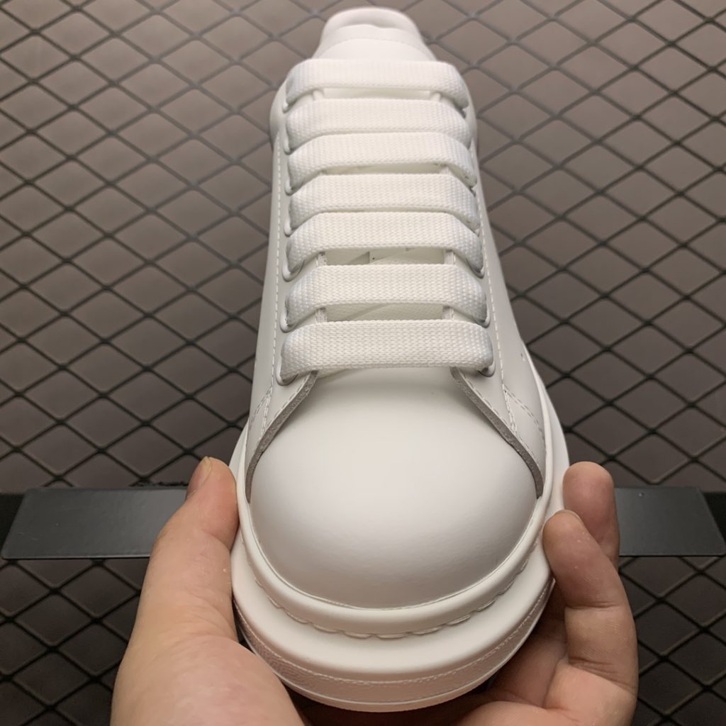 Alexander McQueen Alexander McQueen Thick Sole Heightened Small White Shoes Old customers advocate private advantages to buy back the original version of the shoe. The sole thickness is 4.5cm, white drop glue imported silk matte original version, water dyed sheepskin inner lining, cow leather padding, springback in place, wear-resistant and comfortable. Official synchronization full package, outer box, paper Shoe box technology and gift of premium ribbon midsole printed with one-to-one font and font color, midsole color, and a loop of one-to-one small steel nails nailed to the midsole, a total of 11 small steel nails (the function is to bend the nails to hold the midsole and upper foot closer) Shoe box labeling uses a high-precision printing machine, Clear and the same as the original. High hardness customized outsourcing box is provided as a gift. Confirm the actual shooting details. All the details mentioned above can be compared with the original shoe size: 35 36 37 38 39 40 41 42 43 44