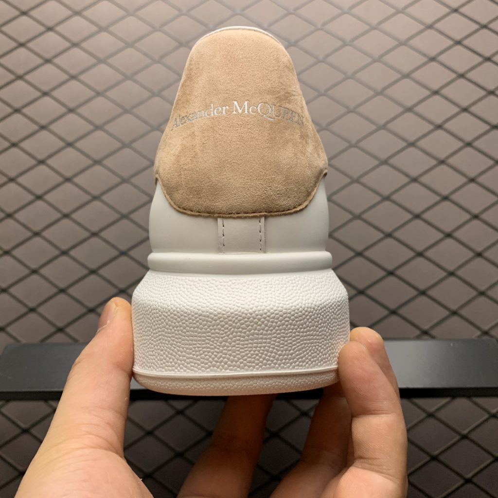 Alexander McQueen Alexander McQueen Thick Sole Heightened Small White Shoes Old customers advocate private advantages to buy back the original version of the shoe. The sole thickness is 4.5cm, white drop glue imported silk matte original version, water dyed sheepskin inner lining, cow leather padding, springback in place, wear-resistant and comfortable. Official synchronization full package, outer box, paper Shoe box technology and gift of premium ribbon midsole printed with one-to-one font and font color, midsole color, and a loop of one-to-one small steel nails nailed to the midsole, a total of 11 small steel nails (the function is to bend the nails to hold the midsole and upper foot closer) Shoe box labeling uses a high-precision printing machine, Clear and the same as the original. High hardness customized outsourcing box is provided as a gift. Confirm the actual shooting details. All the details mentioned above can be compared with the original shoe size: 35 36 37 38 39 40 41 42 43 44