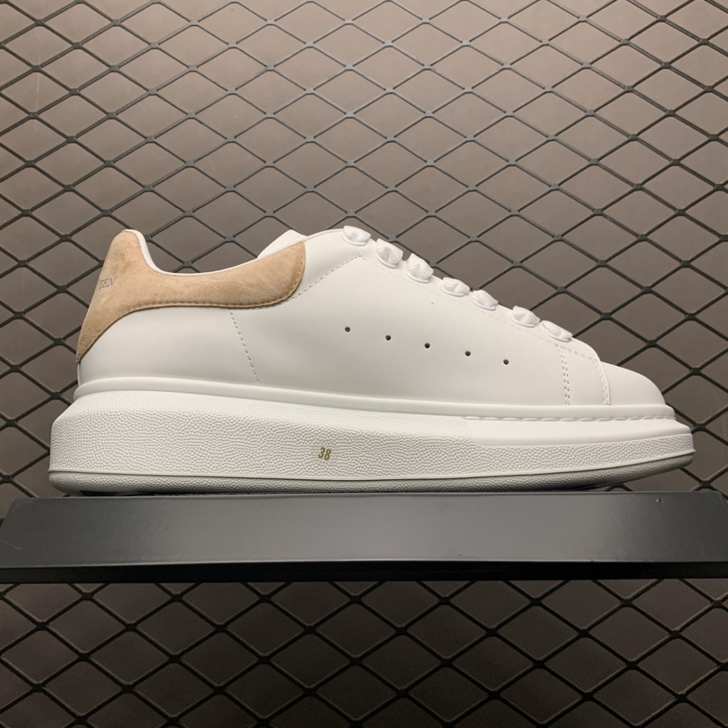 Alexander McQueen Alexander McQueen Thick Sole Heightened Small White Shoes Old customers advocate private advantages to buy back the original version of the shoe. The sole thickness is 4.5cm, white drop glue imported silk matte original version, water dyed sheepskin inner lining, cow leather padding, springback in place, wear-resistant and comfortable. Official synchronization full package, outer box, paper Shoe box technology and gift of premium ribbon midsole printed with one-to-one font and font color, midsole color, and a loop of one-to-one small steel nails nailed to the midsole, a total of 11 small steel nails (the function is to bend the nails to hold the midsole and upper foot closer) Shoe box labeling uses a high-precision printing machine, Clear and the same as the original. High hardness customized outsourcing box is provided as a gift. Confirm the actual shooting details. All the details mentioned above can be compared with the original shoe size: 35 36 37 38 39 40 41 42 43 44