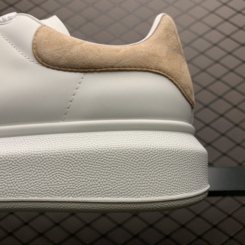 Alexander McQueen Alexander McQueen Thick Sole Heightened Small White Shoes Old customers advocate private advantages to buy back the original version of the shoe. The sole thickness is 4.5cm, white drop glue imported silk matte original version, water dyed sheepskin inner lining, cow leather padding, springback in place, wear-resistant and comfortable. Official synchronization full package, outer box, paper Shoe box technology and gift of premium ribbon midsole printed with one-to-one font and font color, midsole color, and a loop of one-to-one small steel nails nailed to the midsole, a total of 11 small steel nails (the function is to bend the nails to hold the midsole and upper foot closer) Shoe box labeling uses a high-precision printing machine, Clear and the same as the original. High hardness customized outsourcing box is provided as a gift. Confirm the actual shooting details. All the details mentioned above can be compared with the original shoe size: 35 36 37 38 39 40 41 42 43 44