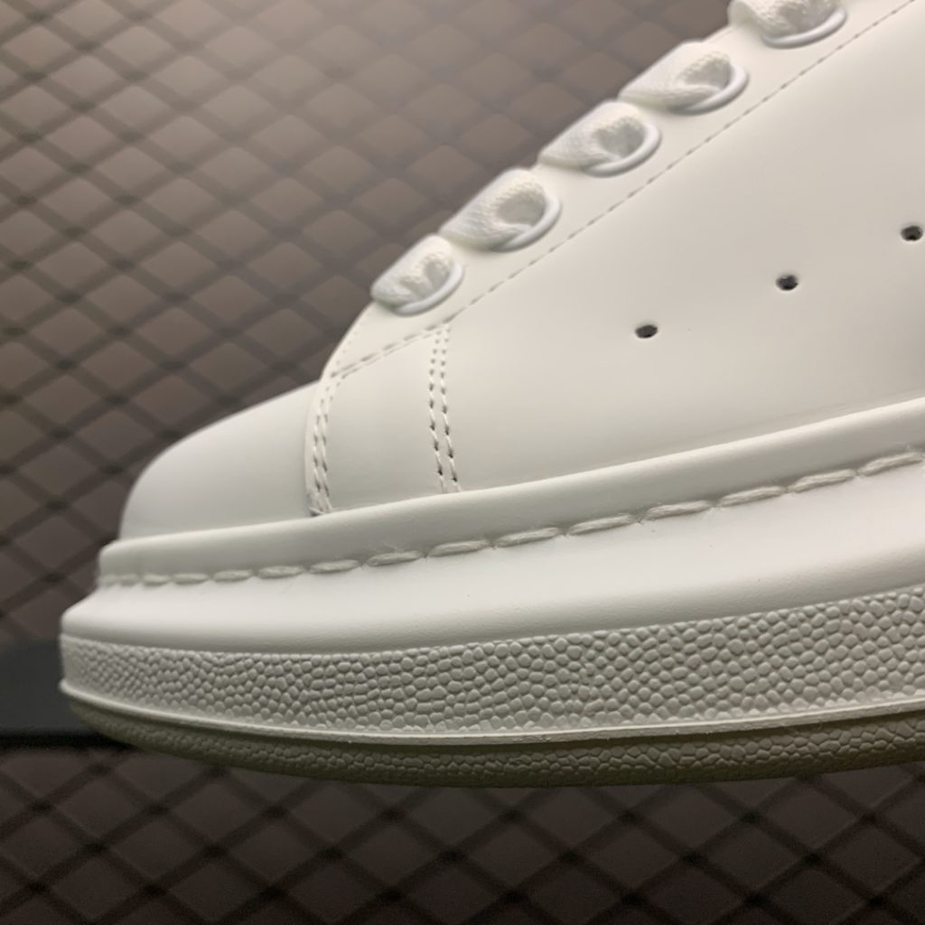 Alexander McQueen Alexander McQueen Thick Sole Heightened Small White Shoes Old customers advocate private advantages to buy back the original version of the shoe. The sole thickness is 4.5cm, white drop glue imported silk matte original version, water dyed sheepskin inner lining, cow leather padding, springback in place, wear-resistant and comfortable. Official synchronization full package, outer box, paper Shoe box technology and gift of premium ribbon midsole printed with one-to-one font and font color, midsole color, and a loop of one-to-one small steel nails nailed to the midsole, a total of 11 small steel nails (the function is to bend the nails to hold the midsole and upper foot closer) Shoe box labeling uses a high-precision printing machine, Clear and the same as the original. High hardness customized outsourcing box is provided as a gift. Confirm the actual shooting details. All the details mentioned above can be compared with the original shoe size: 35 36 37 38 39 40 41 42 43 44