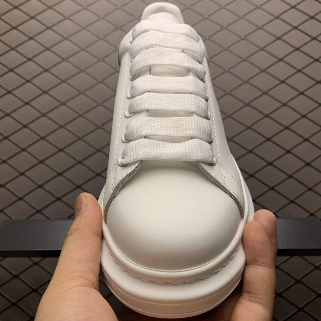 Alexander McQueen Alexander McQueen Thick Sole Heightened Small White Shoes Old customers advocate private advantages to buy back the original version of the shoe. The sole thickness is 4.5cm, white drop glue imported silk matte original version, water dyed sheepskin inner lining, cow leather padding, springback in place, wear-resistant and comfortable. Official synchronization full package, outer box, paper Shoe box technology and gift of premium ribbon midsole printed with one-to-one font and font color, midsole color, and a loop of one-to-one small steel nails nailed to the midsole, a total of 11 small steel nails (the function is to bend the nails to hold the midsole and upper foot closer) Shoe box labeling uses a high-precision printing machine, Clear and the same as the original. High hardness customized outsourcing box is provided as a gift. Confirm the actual shooting details. All the details mentioned above can be compared with the original shoe size: 35 36 37 38 39 40 41 42 43 44