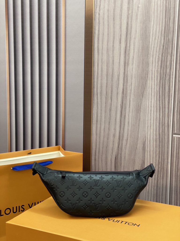 This Discovery Waistpack is made of soft Monogram Shadow embossed calfskin, with a charming retro feel that reflects a casual and stylish style. Versatile and functional, with zippered pockets at the front and back for easy access to phones, keys, and cards, and adjustable straps for easy wear at the waist, shoulder, or shoulder. Dimensions: 47.0 x 20.0 x 9.0 cm