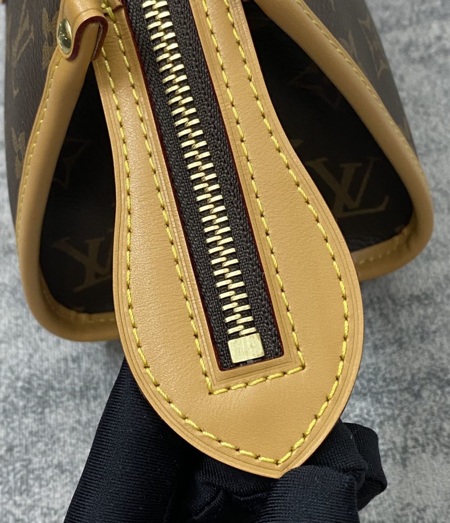 Medieval series Golden Ball Triangle Bag Popincourt Haut Small Golden Ball, this bag has a strong sense of design, with a triangular side, and a pull lock equipped with two golden balls, commonly known as the Small Golden Ball Bag. The portable bag is very atmospheric and reveals an elegant atmosphere. Some people also call it Little Grandma Bag, with a unique design. The out of print style in the Medieval series, size: 30x13.5x13cm