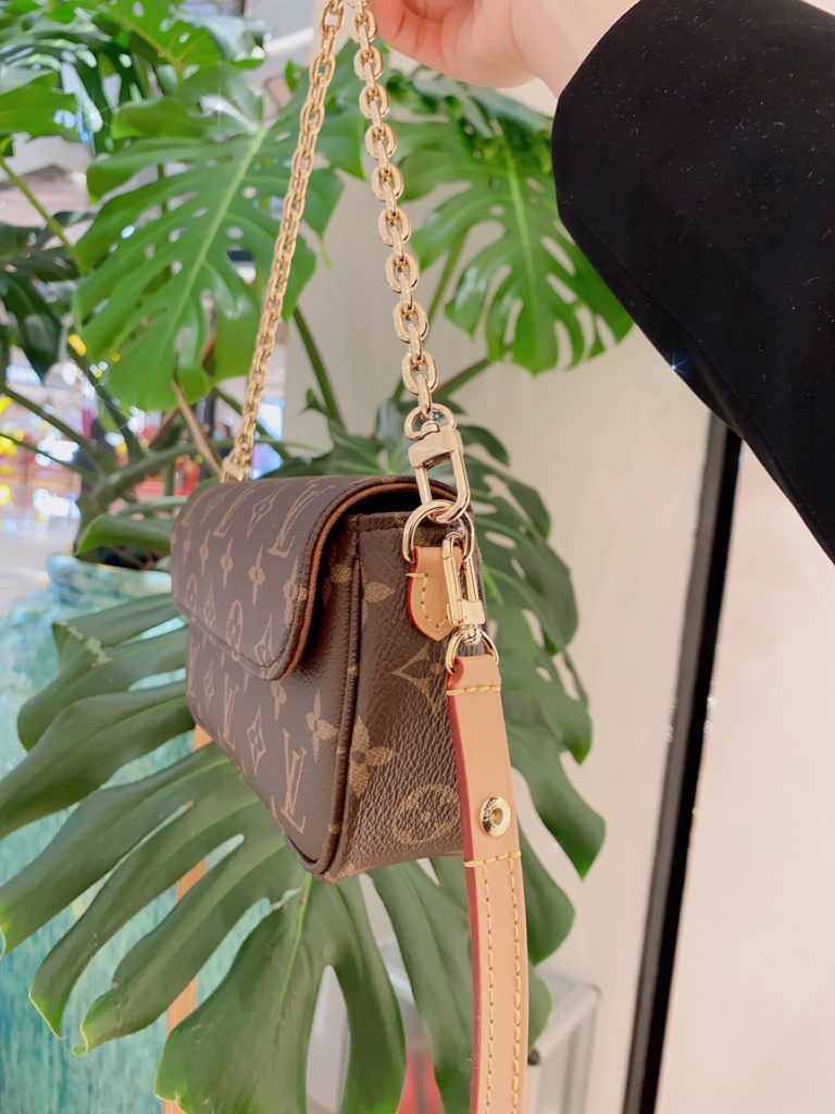 Old Flower New Style 👍||| Chain Ivy has a card slot inside, which has a larger capacity than the three in one and is available in stock