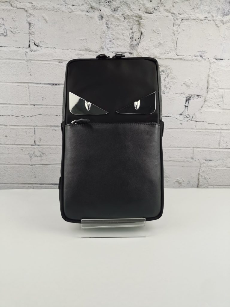 Fendi Style: Vertical White Iron Chest Bag Item No.: 268568 Color: Black Size: 16cm wide, 29cm high, 5cm thick Material: Imported Napa Cow Leather for the top layer+Waterproof Buffen Family Handshake Sports Brand Fila Fila Fila, Vintage Pattern FF Letter Pattern Contrast with the Bright Big Logo, Made of Napa Cow Leather for the top layer entrance, It's really fashionable and has received public attention since it was just warmed up. It's a simple and practical bag shape, and its upper body is extremely cool, which can be used for waist and chest back, Its creativity is truly unique and universal for both men and women.