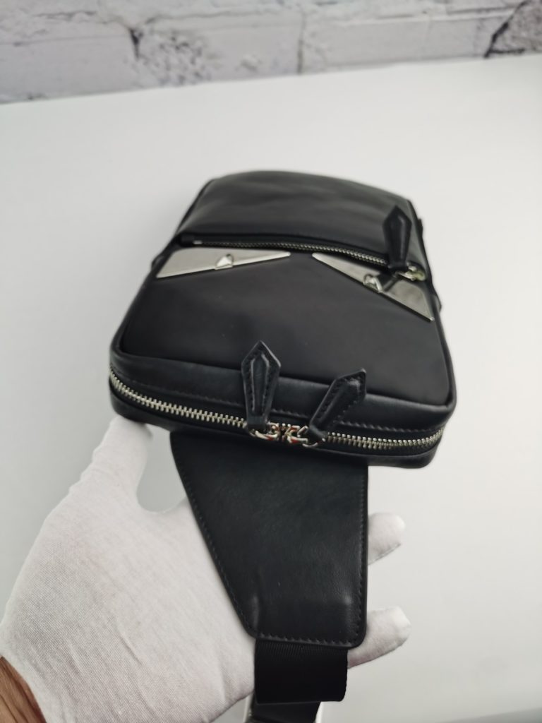 Fendi Style: Vertical White Iron Chest Bag Item No.: 268568 Color: Black Size: 16cm wide, 29cm high, 5cm thick Material: Imported Napa Cow Leather for the top layer+Waterproof Buffen Family Handshake Sports Brand Fila Fila Fila, Vintage Pattern FF Letter Pattern Contrast with the Bright Big Logo, Made of Napa Cow Leather for the top layer entrance, It's really fashionable and has received public attention since it was just warmed up. It's a simple and practical bag shape, and its upper body is extremely cool, which can be used for waist and chest back, Its creativity is truly unique and universal for both men and women.